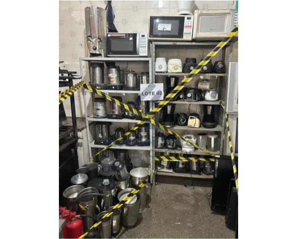 Foto de AMARGOSA/BA - Sucatas de eletrodomésticos e eletroeletrônicos inservíveis