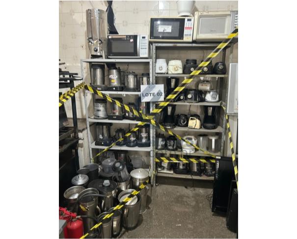 Foto de AMARGOSA/BA - Sucatas de eletrodomésticos e eletroeletrônicos inservíveis