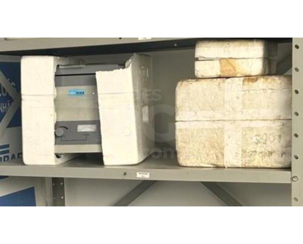 Foto de SÃO LUIS/MA - Mesas, Cafeteiras, Equipamentos de Laboratório, Micro-ondas, TV 60 polegadas, Revisteiro.