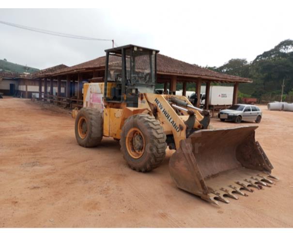 Foto de SÃO FRANCISCO DO GLÓRIA/MG - Pá Carregadeira New Holland, modelo 12C.