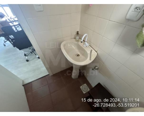 Foto de SÃO MIGUEL DO OESTE/SC - A Sala Comercial nº 201, sito no 2º andar do Edifício PORTELLA CENTER, sito na Rua 15 de Novembro, na cidade de São Miguel do Oeste, 452